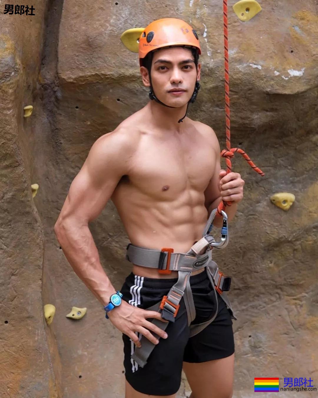 "摩擦生欲"，肌肉型男喷血床上私照。 - 51虹马