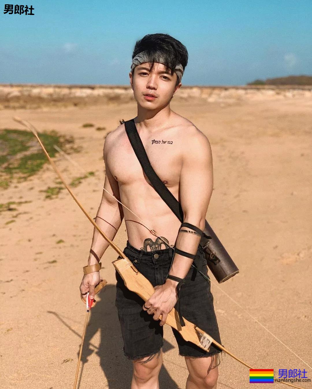 "摩擦生欲"，肌肉型男喷血床上私照。 - 51虹马