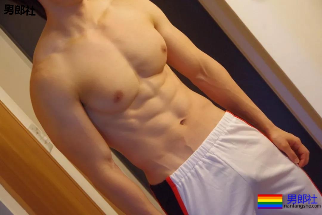 "摩擦生欲"，肌肉型男喷血床上私照。 - 51虹马