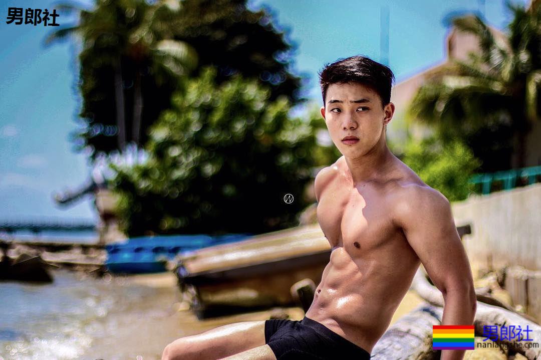 "摩擦生欲"，肌肉型男喷血床上私照。 - 51虹马