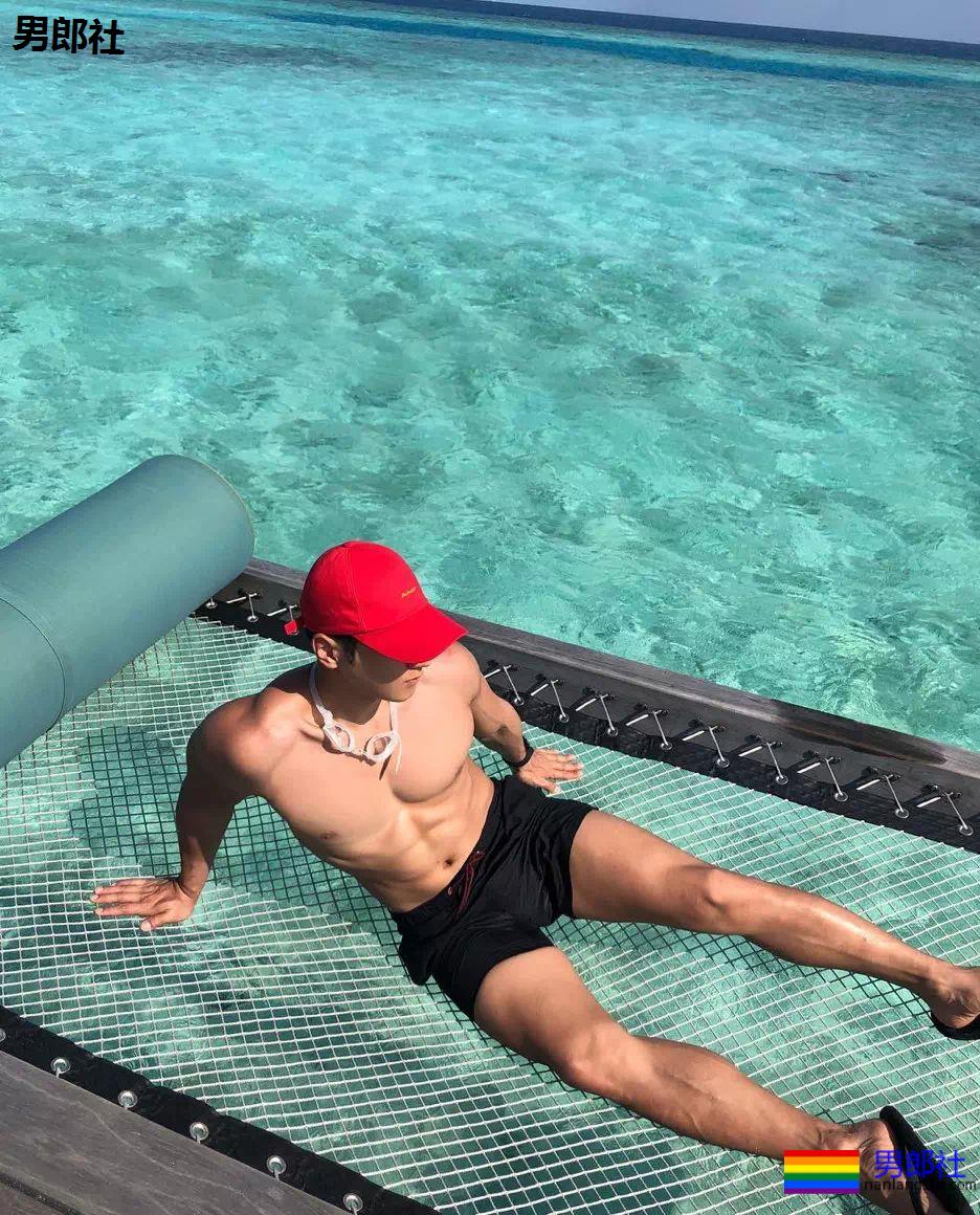 "摩擦生欲"，肌肉型男喷血床上私照。 - 51虹马