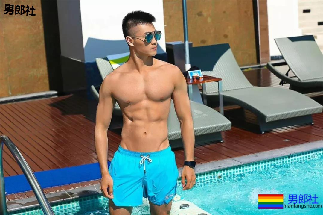 "摩擦生欲"，肌肉型男喷血床上私照。 - 51虹马