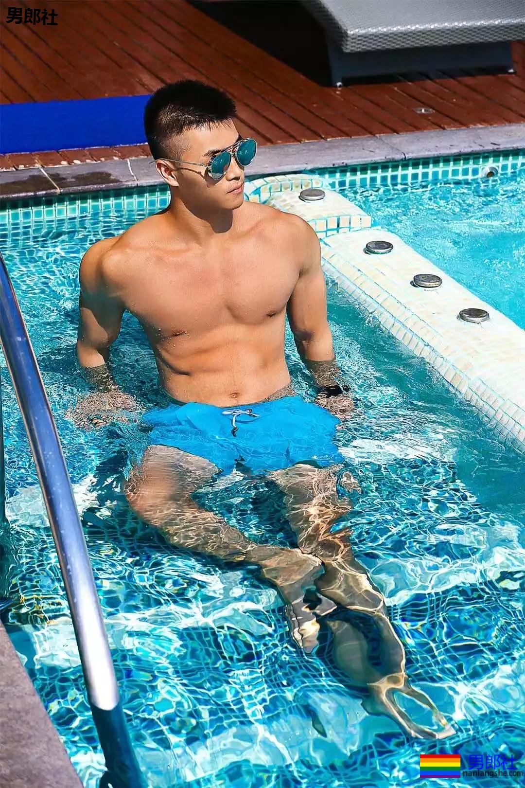 "摩擦生欲"，肌肉型男喷血床上私照。 - 51虹马