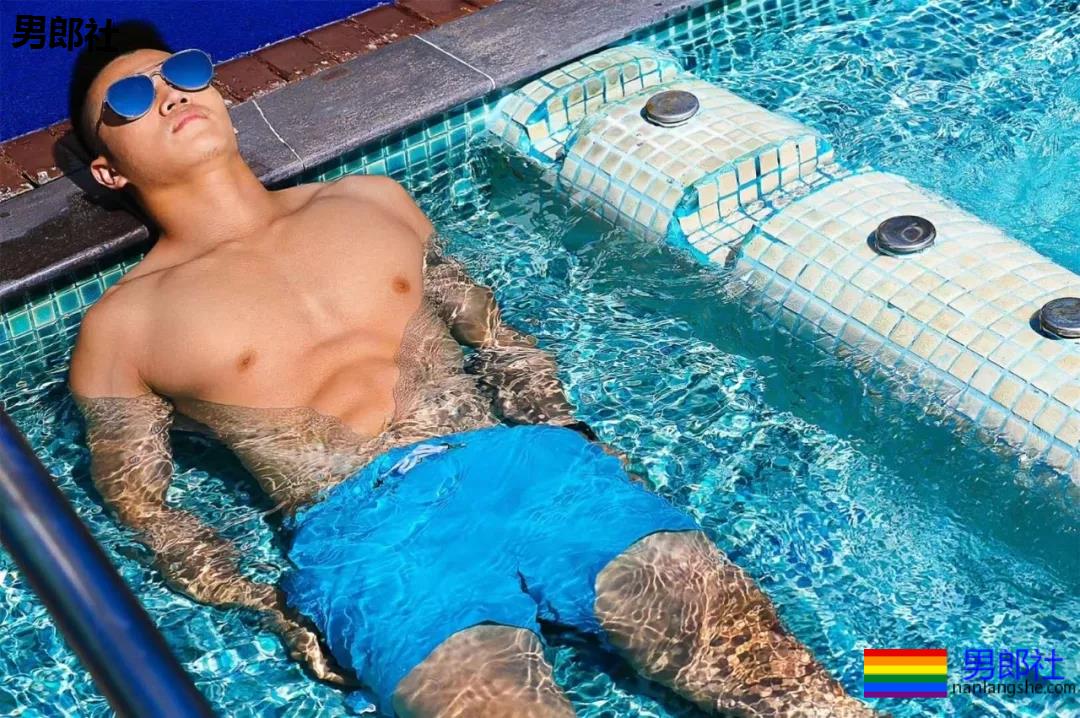 "摩擦生欲"，肌肉型男喷血床上私照。 - 51虹马