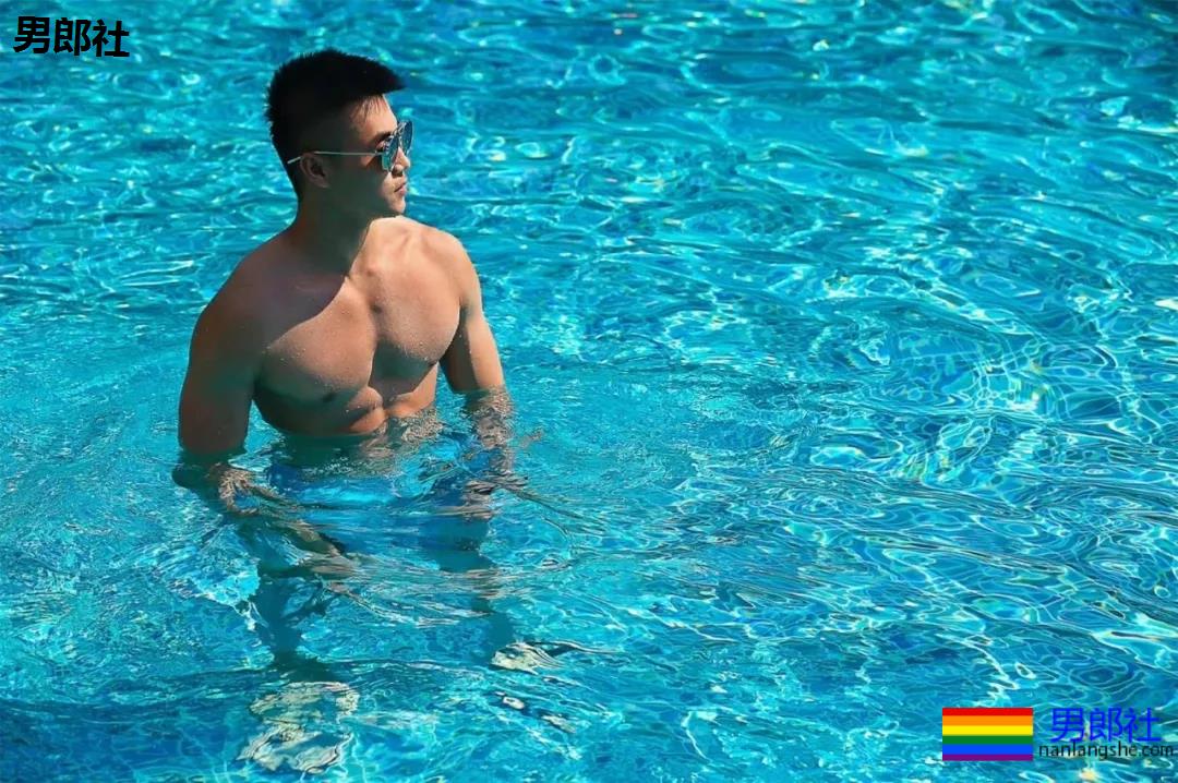 "摩擦生欲"，肌肉型男喷血床上私照。 - 51虹马