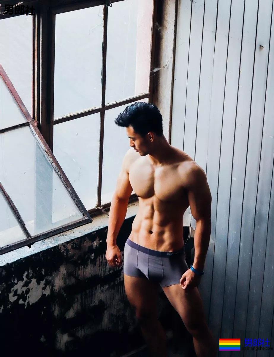 "摩擦生欲"，肌肉型男喷血床上私照。 - 51虹马