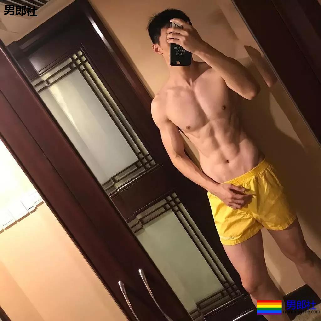 "摩擦生欲"，肌肉型男喷血床上私照。 - 51虹马