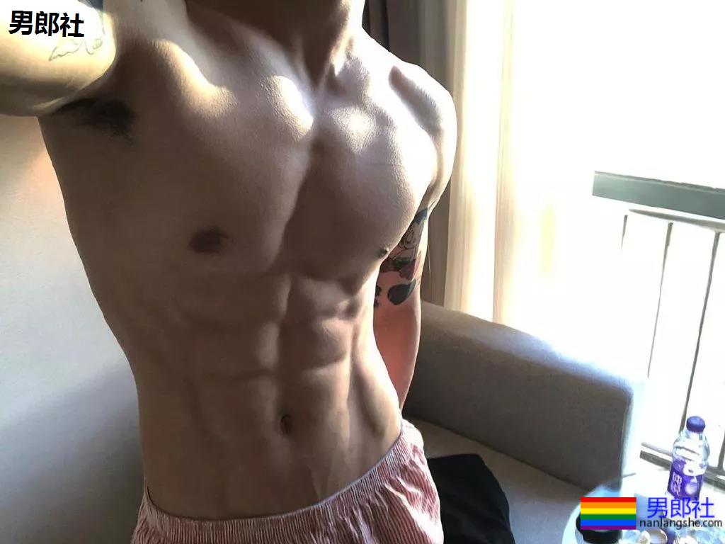 "摩擦生欲"，肌肉型男喷血床上私照。 - 51虹马