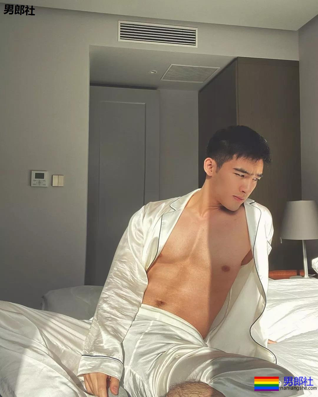 毛若懿最新硬照一览，这柔韧性一般男星比不了！-51虹马