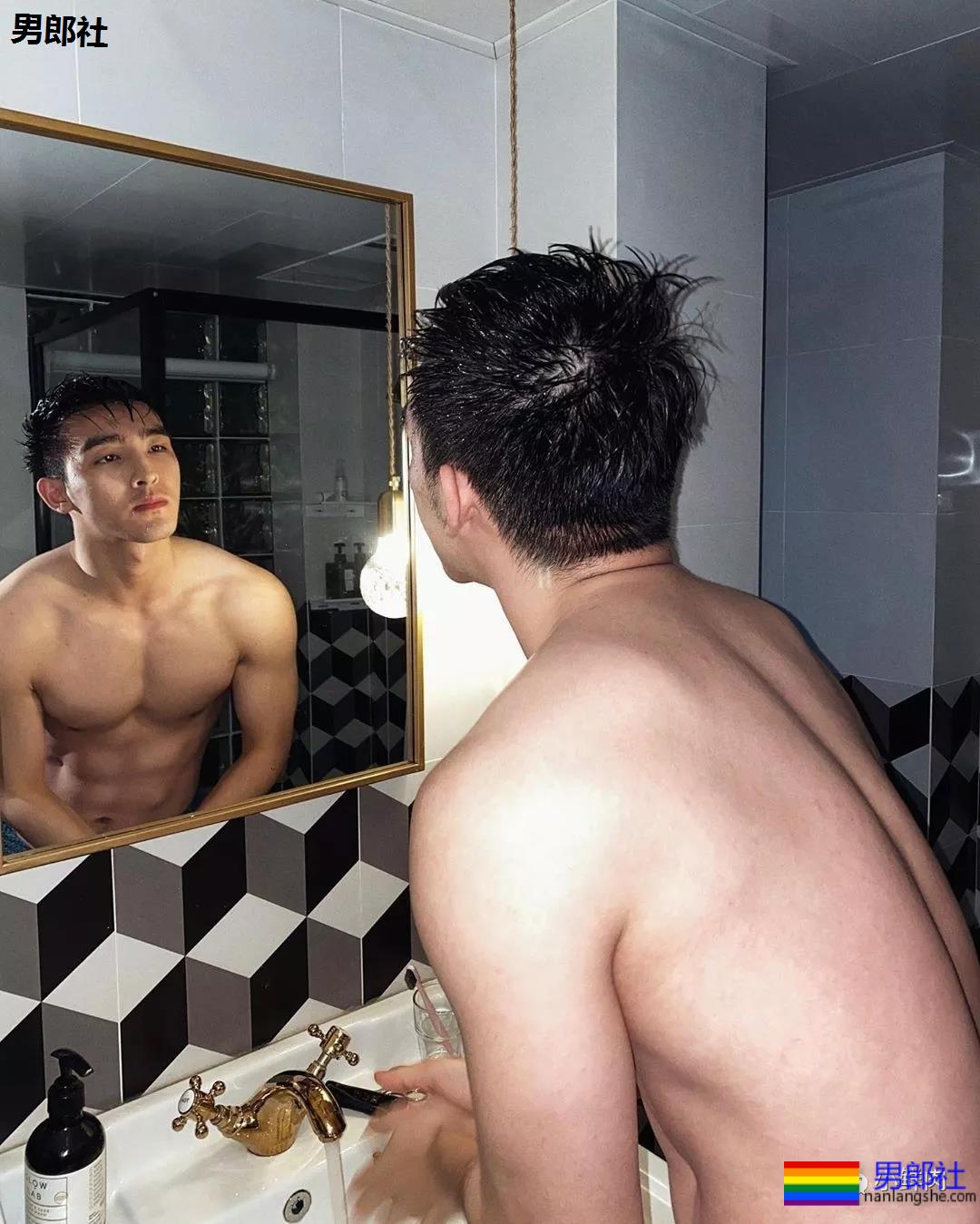 毛若懿最新硬照一览，这柔韧性一般男星比不了！ - 51虹马