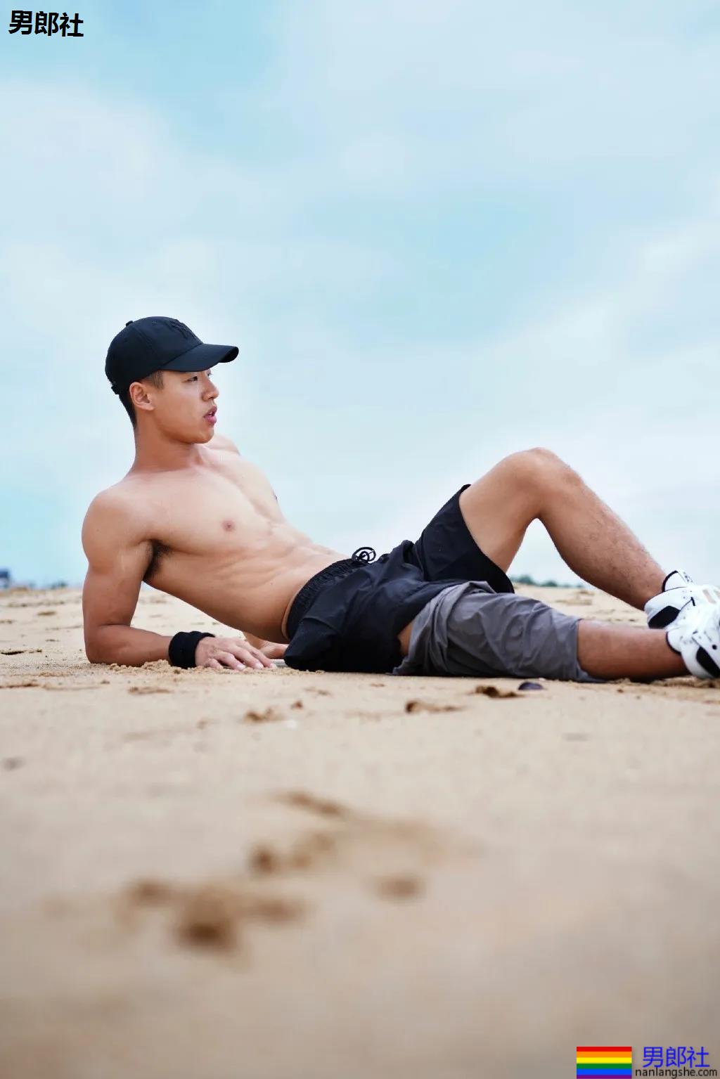 寸头体育生被当成"教具"，八块腹肌小狼狗很长很tu! - 51虹马