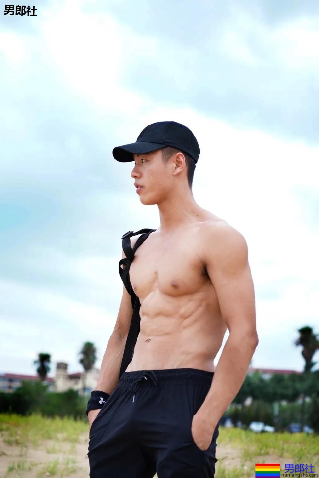 寸头体育生被当成"教具"，八块腹肌小狼狗很长很tu! - 51虹马