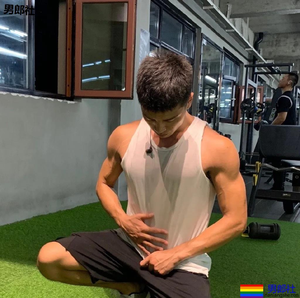 寸头体育生被当成"教具"，八块腹肌小狼狗很长很tu! - 51虹马