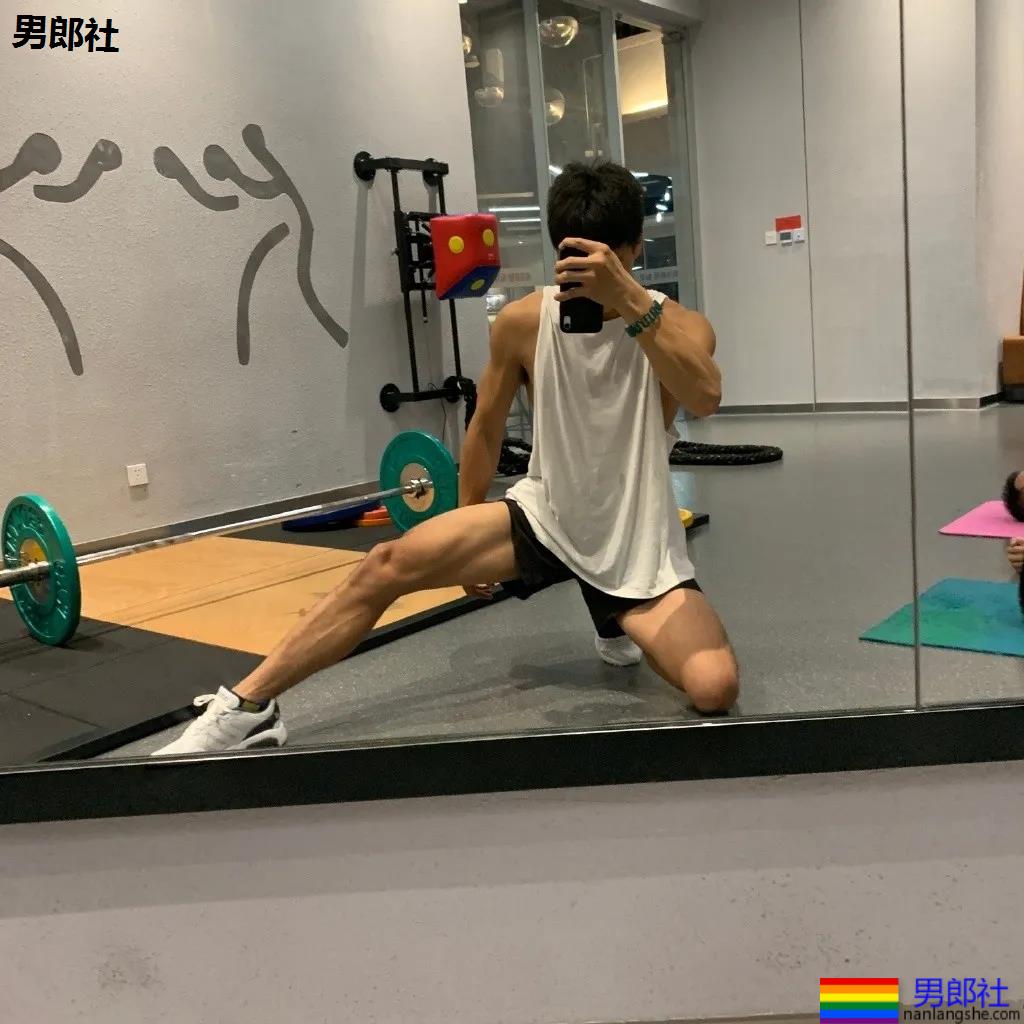 寸头体育生被当成"教具"，八块腹肌小狼狗很长很tu! - 51虹马