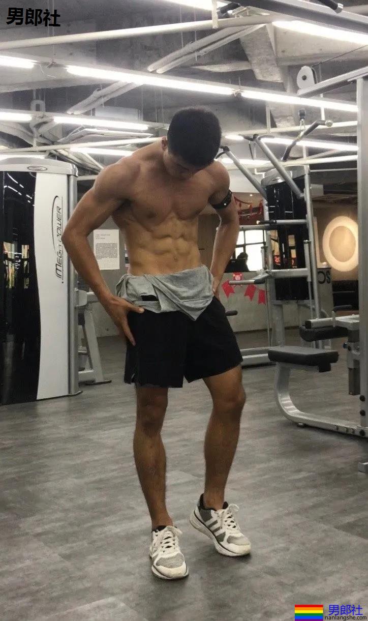 寸头体育生被当成"教具"，八块腹肌小狼狗很长很tu! - 51虹马