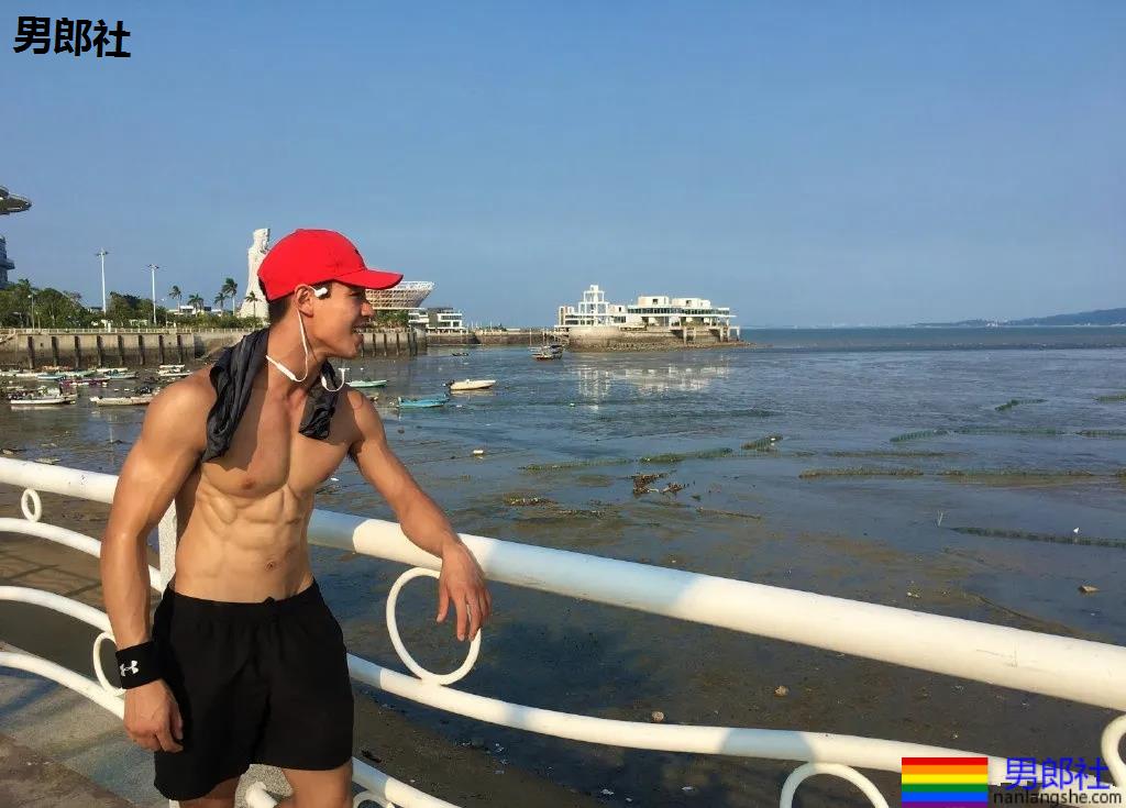 寸头体育生被当成"教具"，八块腹肌小狼狗很长很tu! - 51虹马