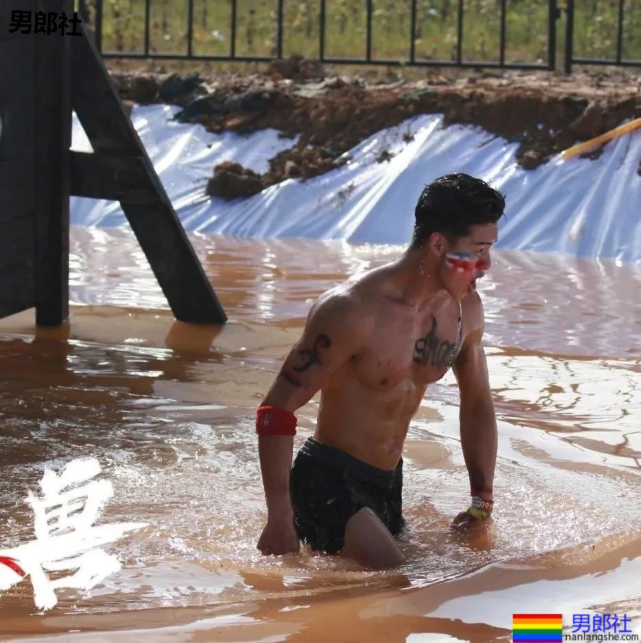 寸头体育生被当成"教具"，八块腹肌小狼狗很长很tu! - 51虹马