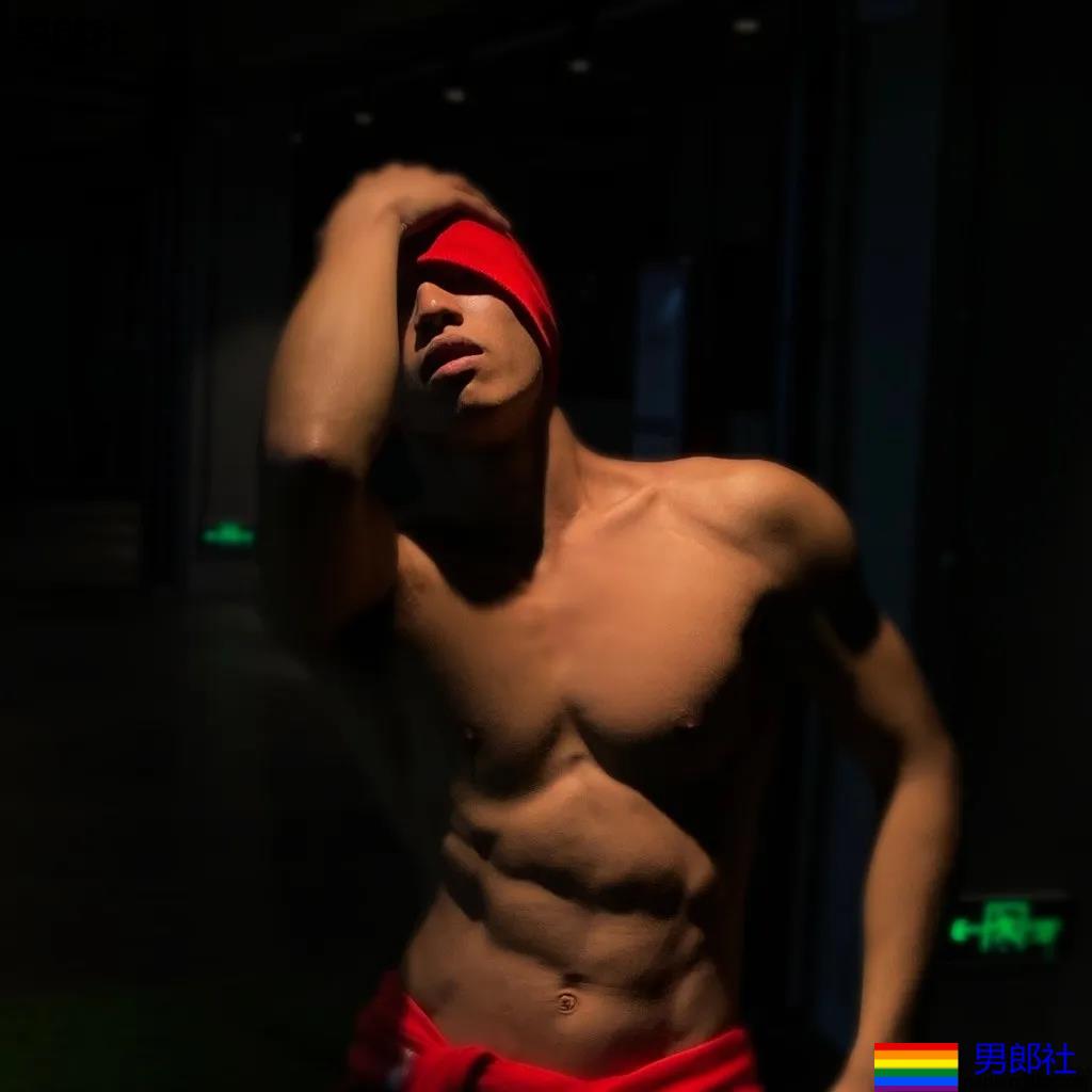 寸头体育生被当成"教具"，八块腹肌小狼狗很长很tu! - 51虹马