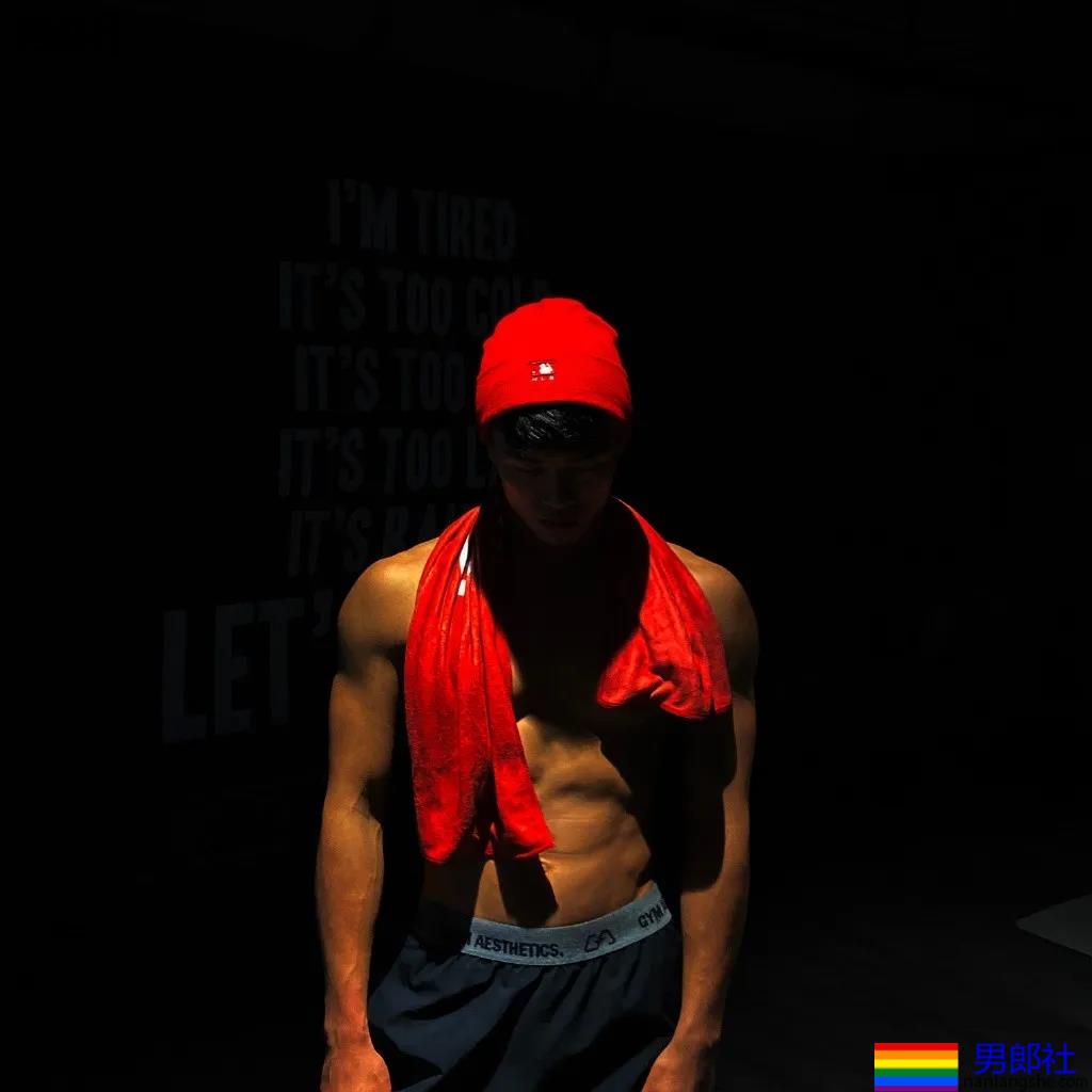 寸头体育生被当成"教具"，八块腹肌小狼狗很长很tu! - 51虹马