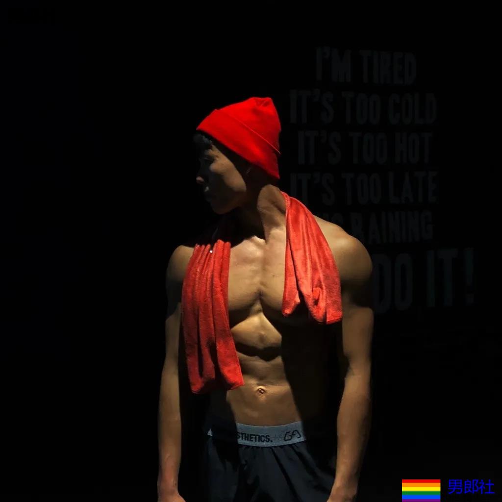 寸头体育生被当成"教具"，八块腹肌小狼狗很长很tu! - 51虹马