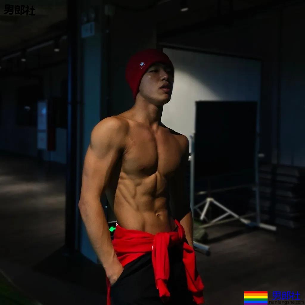 寸头体育生被当成"教具"，八块腹肌小狼狗很长很tu! - 51虹马