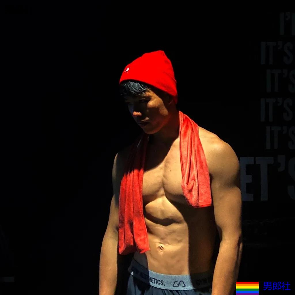 寸头体育生被当成"教具"，八块腹肌小狼狗很长很tu! - 51虹马