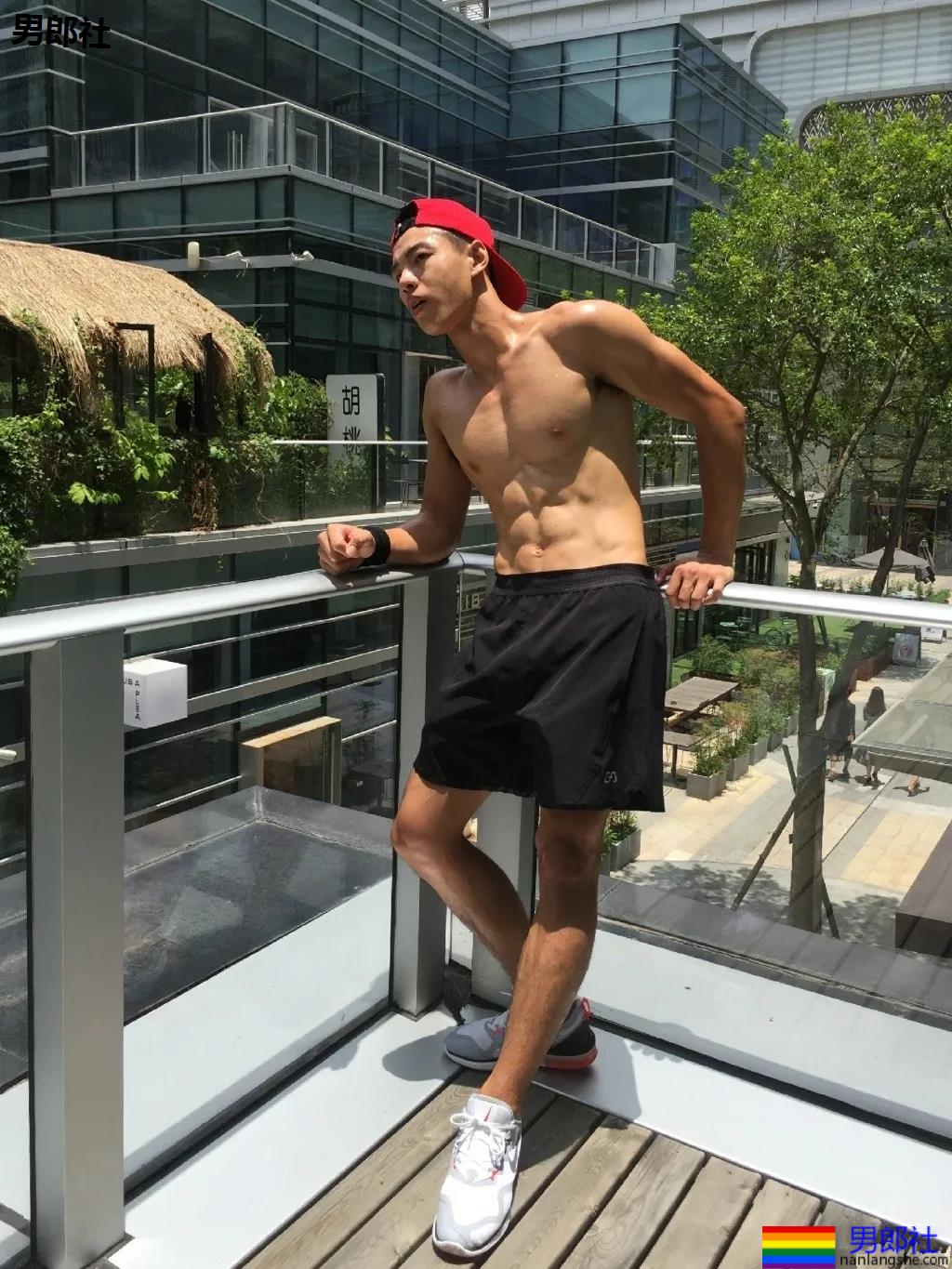 寸头体育生被当成"教具"，八块腹肌小狼狗很长很tu! - 51虹马