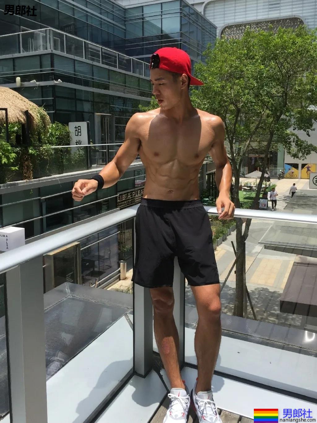 寸头体育生被当成"教具"，八块腹肌小狼狗很长很tu! - 51虹马