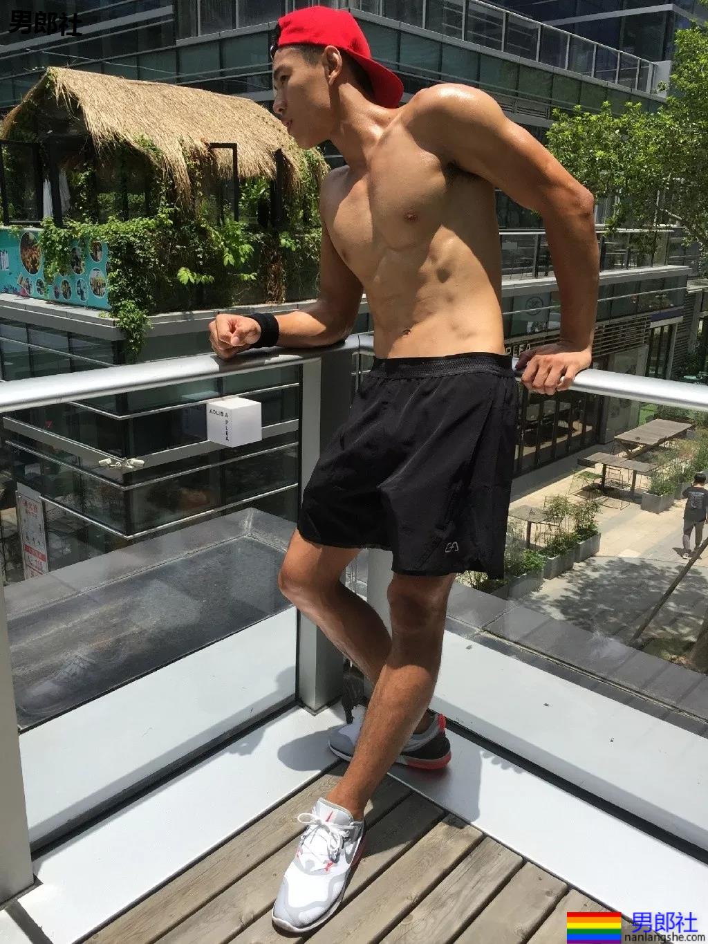 寸头体育生被当成"教具"，八块腹肌小狼狗很长很tu! - 51虹马