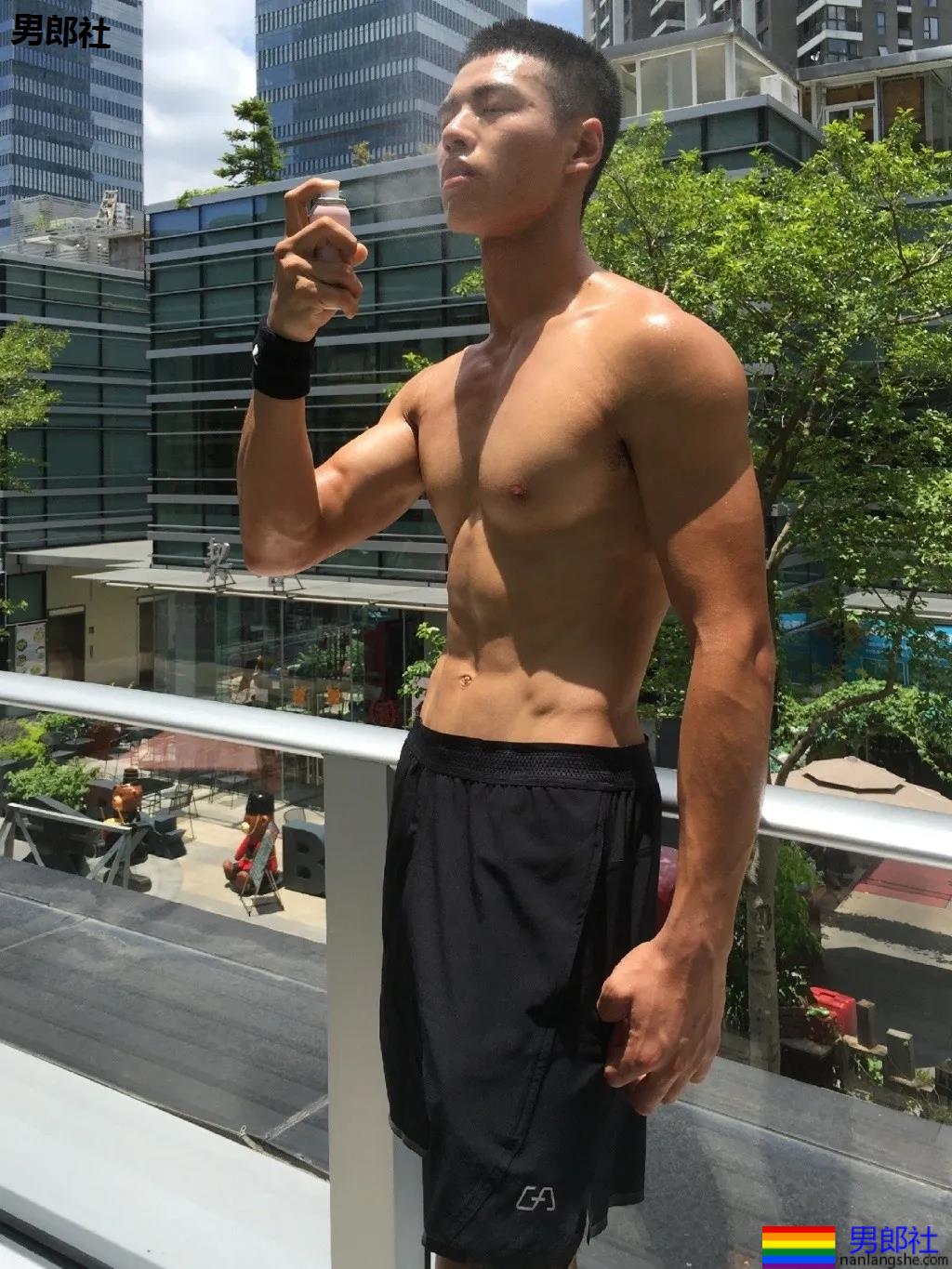 寸头体育生被当成"教具"，八块腹肌小狼狗很长很tu! - 51虹马