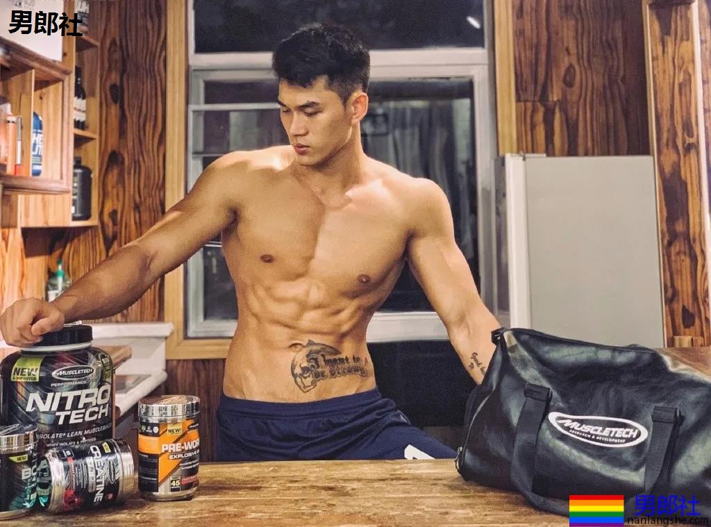 "倒立秀腹肌"刷爆网络！本尊188长腿体育生，腹肌A腰更馋人！ - 51虹马