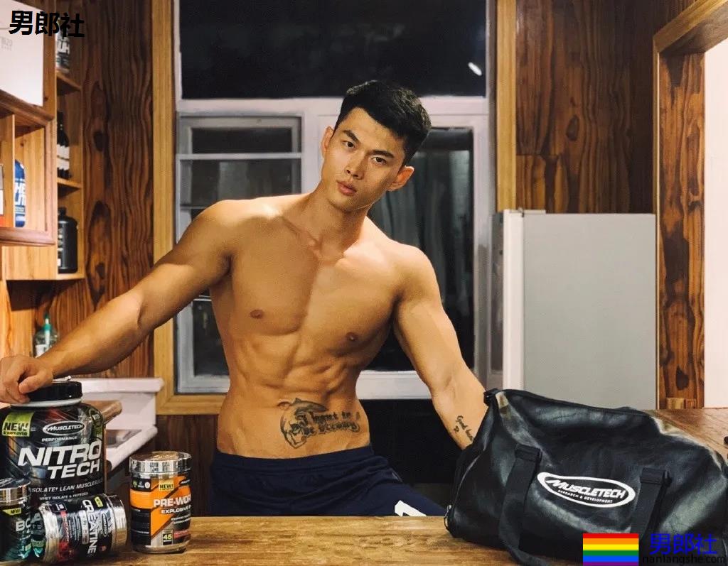 "倒立秀腹肌"刷爆网络！本尊188长腿体育生，腹肌A腰更馋人！ - 51虹马