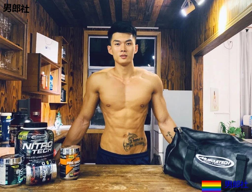 "倒立秀腹肌"刷爆网络！本尊188长腿体育生，腹肌A腰更馋人！ - 51虹马