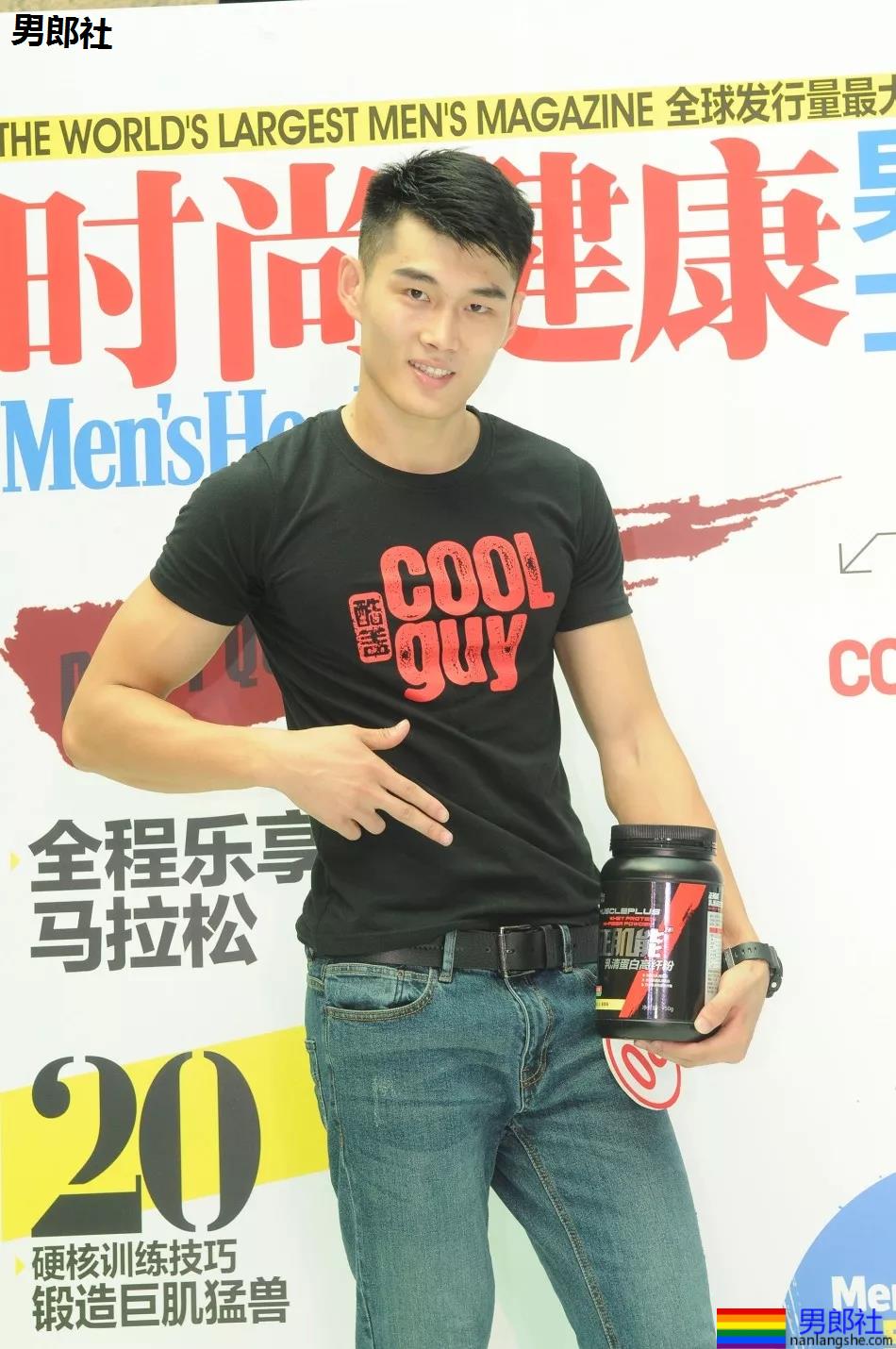 "倒立秀腹肌"刷爆网络！本尊188长腿体育生，腹肌A腰更馋人！ - 51虹马