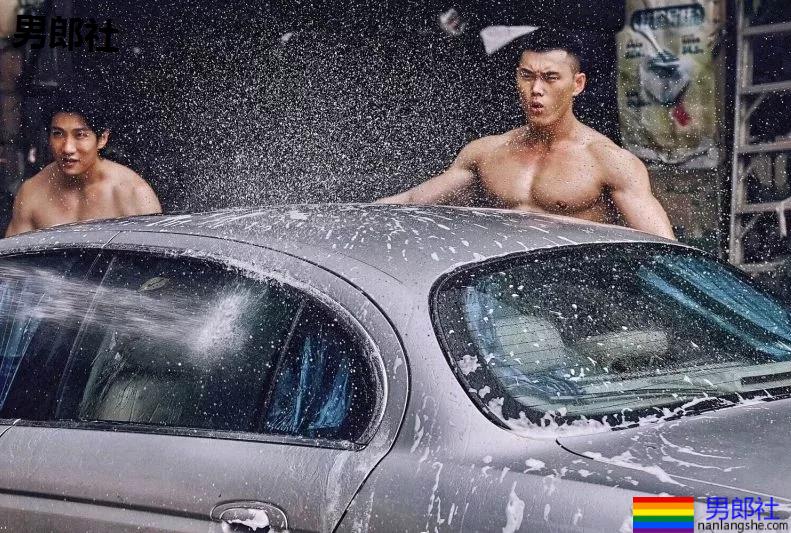 "倒立秀腹肌"刷爆网络！本尊188长腿体育生，腹肌A腰更馋人！ - 51虹马