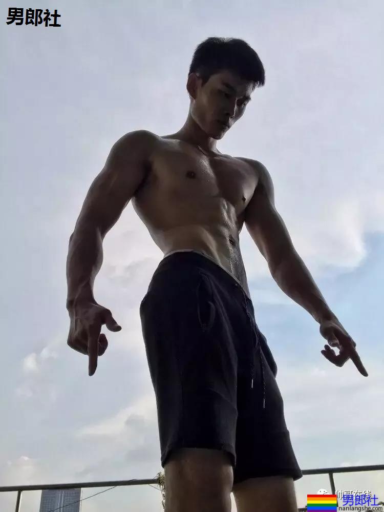 "倒立秀腹肌"刷爆网络！本尊188长腿体育生，腹肌A腰更馋人！ - 51虹马