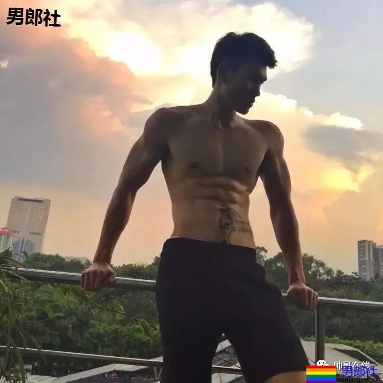 "倒立秀腹肌"刷爆网络！本尊188长腿体育生，腹肌A腰更馋人！ - 51虹马