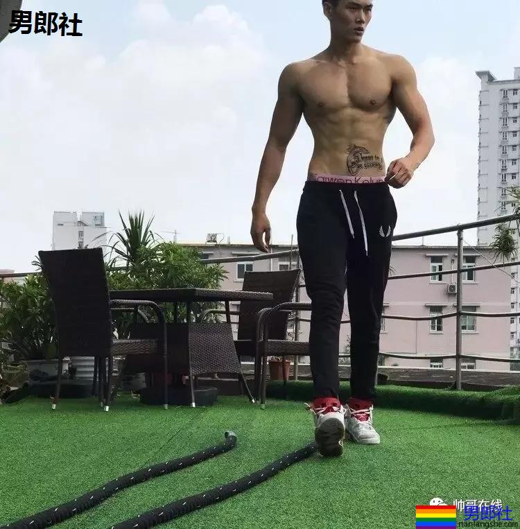 "倒立秀腹肌"刷爆网络！本尊188长腿体育生，腹肌A腰更馋人！ - 51虹马