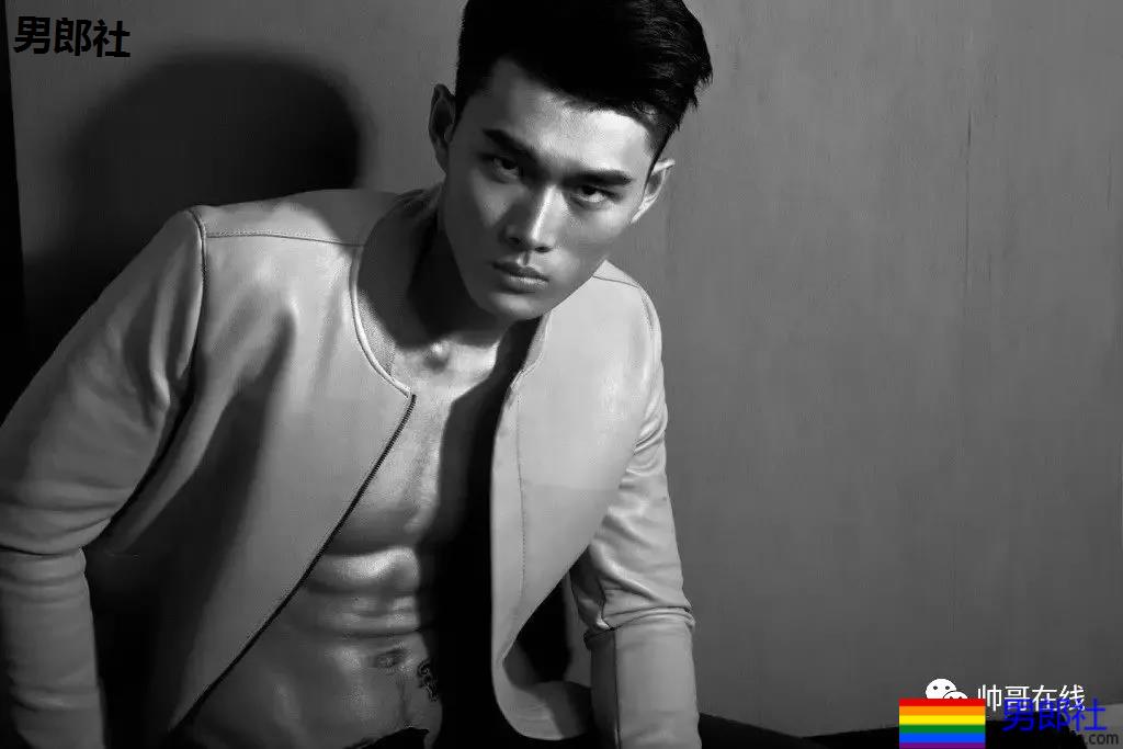 "倒立秀腹肌"刷爆网络！本尊188长腿体育生，腹肌A腰更馋人！ - 51虹马