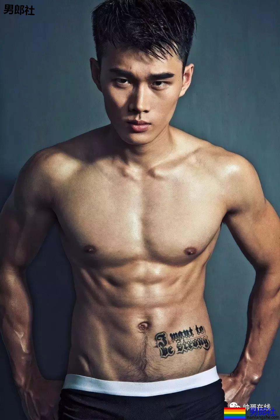 "倒立秀腹肌"刷爆网络！本尊188长腿体育生，腹肌A腰更馋人！ - 51虹马