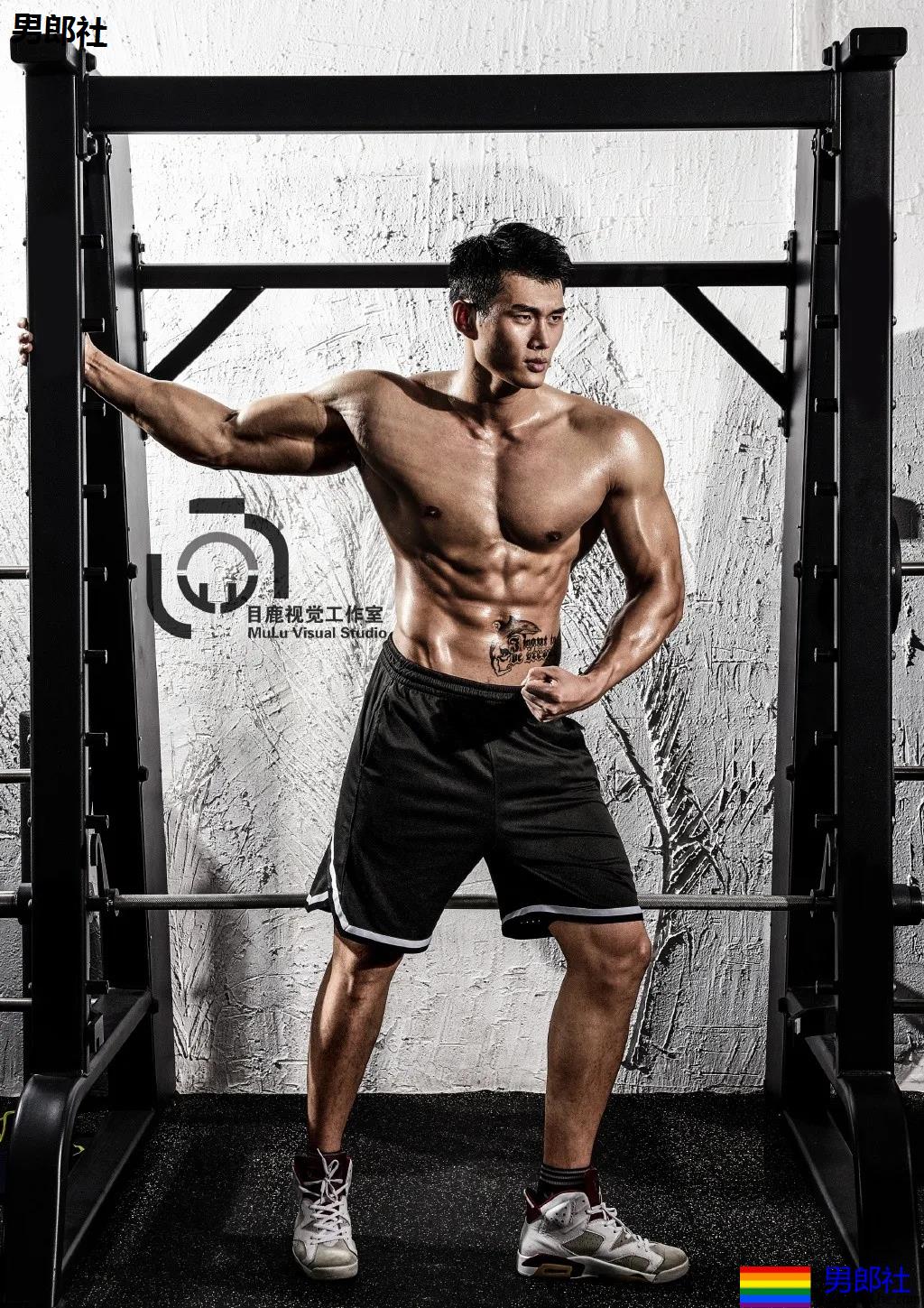 "倒立秀腹肌"刷爆网络！本尊188长腿体育生，腹肌A腰更馋人！ - 51虹马