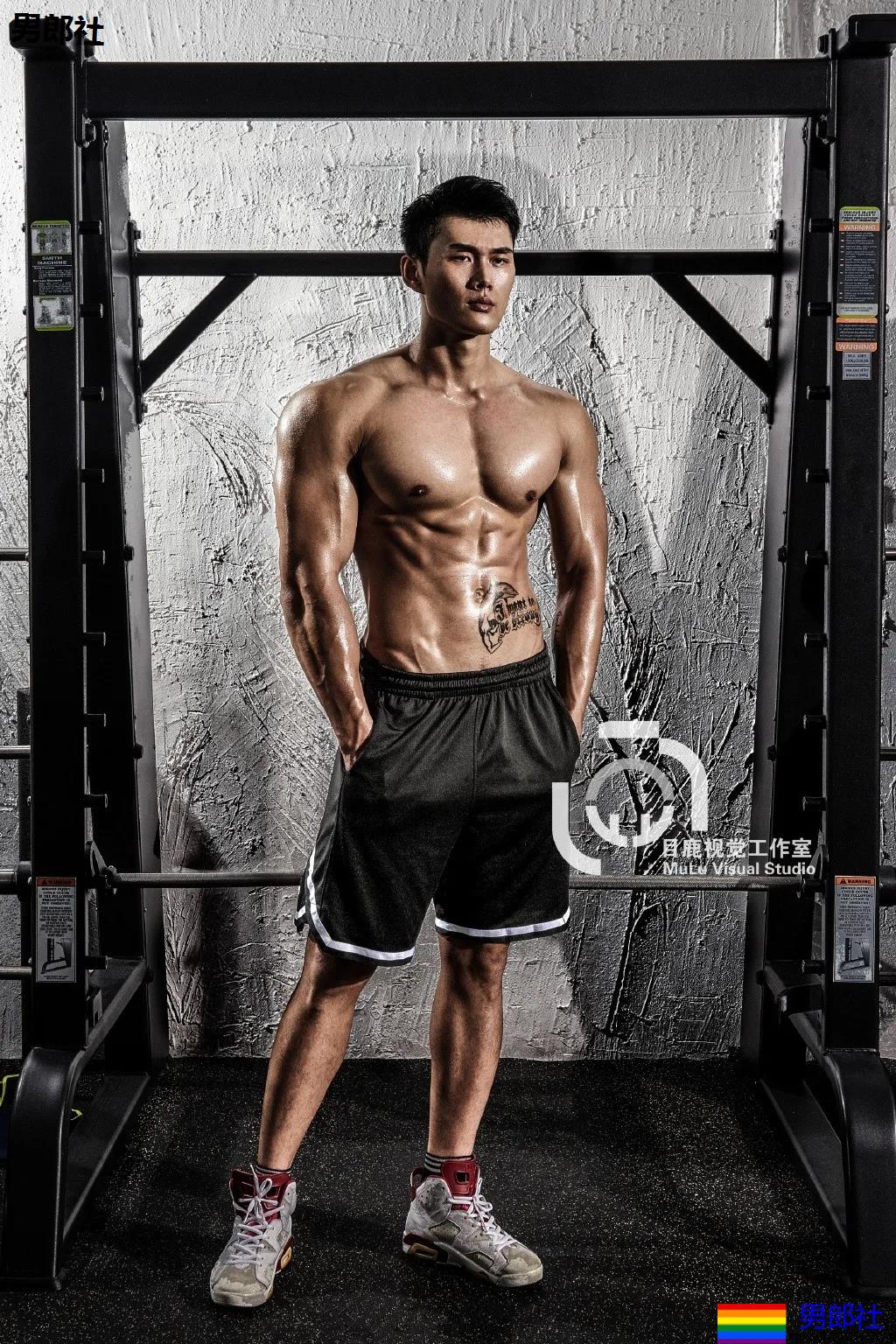 "倒立秀腹肌"刷爆网络！本尊188长腿体育生，腹肌A腰更馋人！ - 51虹马