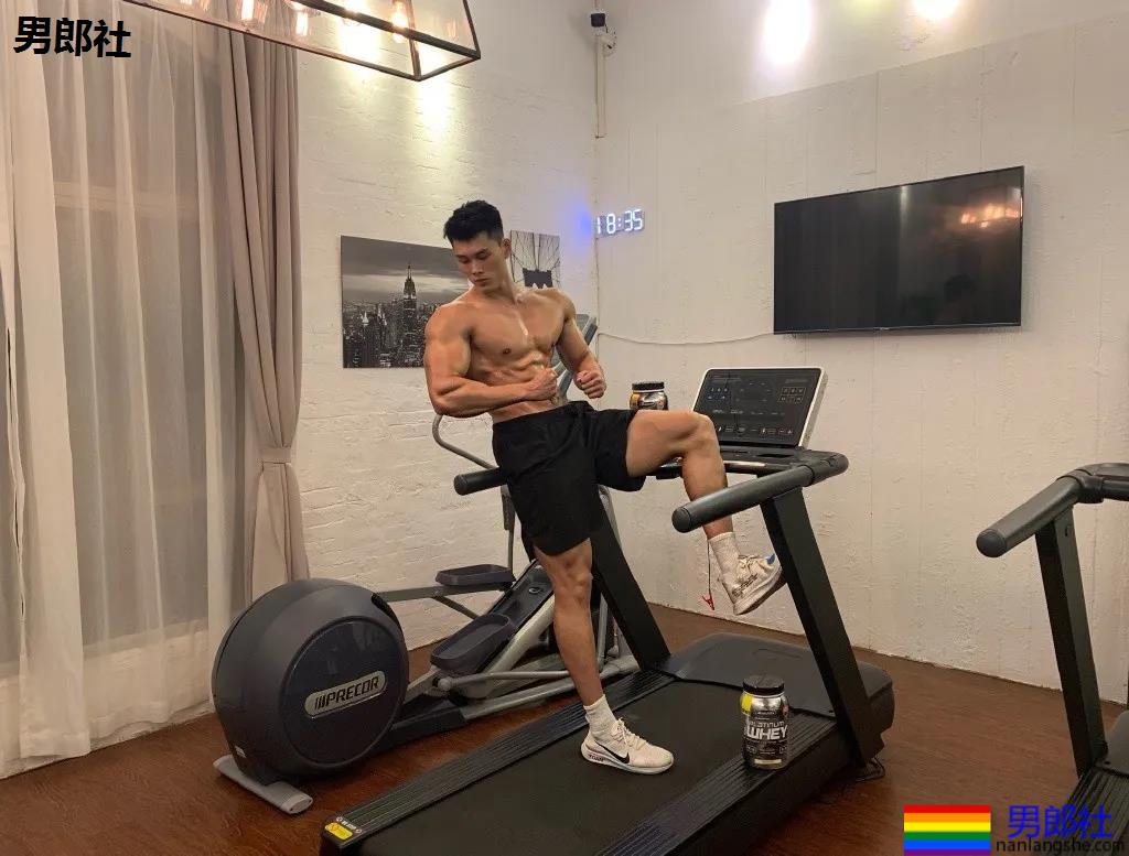 "倒立秀腹肌"刷爆网络！本尊188长腿体育生，腹肌A腰更馋人！ - 51虹马