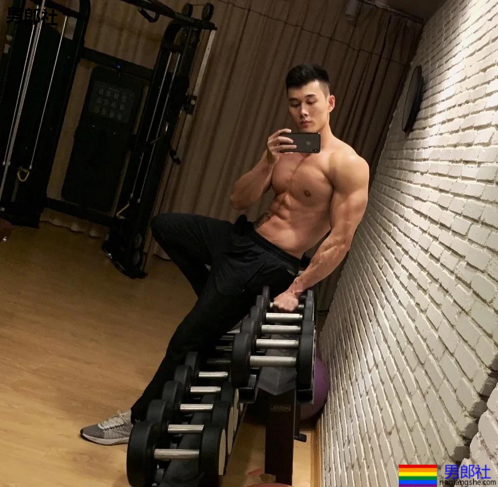 "倒立秀腹肌"刷爆网络！本尊188长腿体育生，腹肌A腰更馋人！ - 51虹马