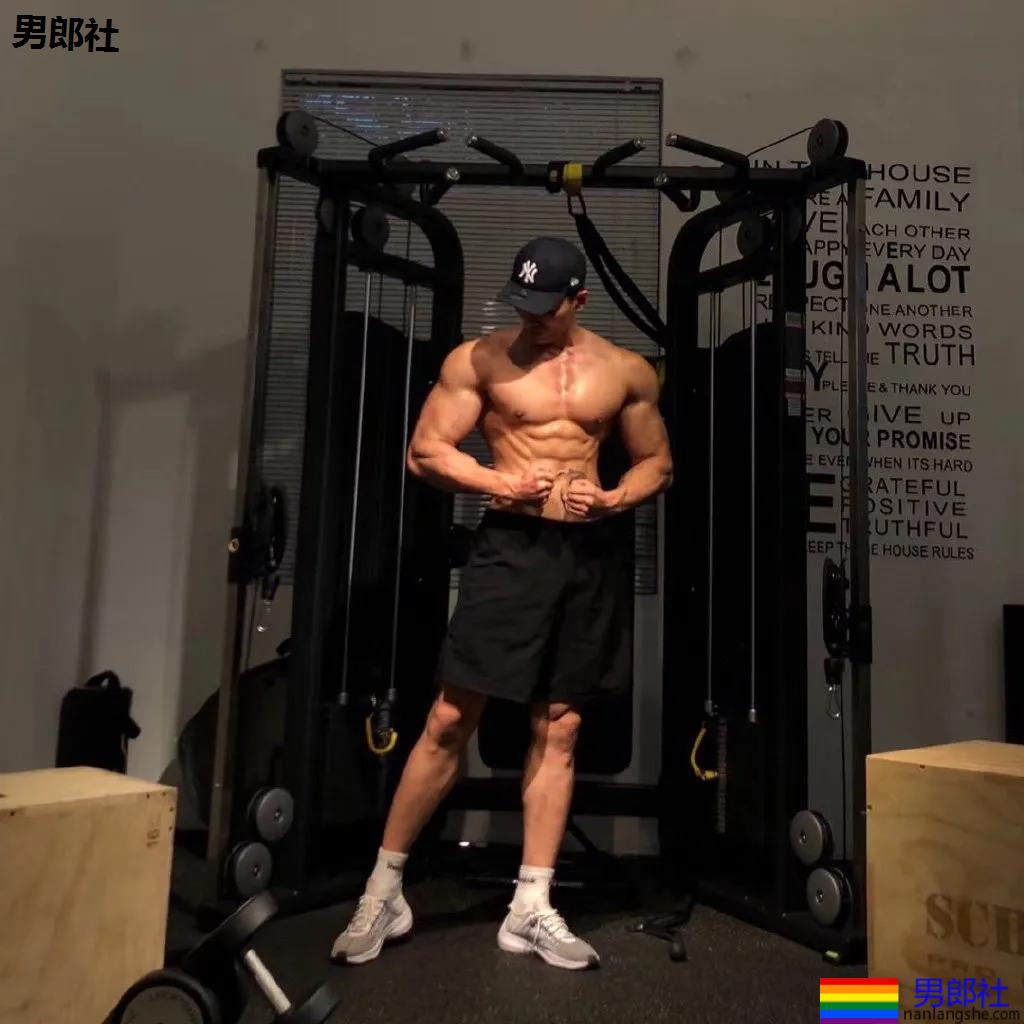 "倒立秀腹肌"刷爆网络！本尊188长腿体育生，腹肌A腰更馋人！ - 51虹马