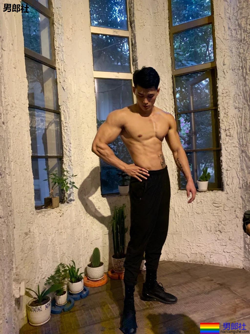 "倒立秀腹肌"刷爆网络！本尊188长腿体育生，腹肌A腰更馋人！ - 51虹马