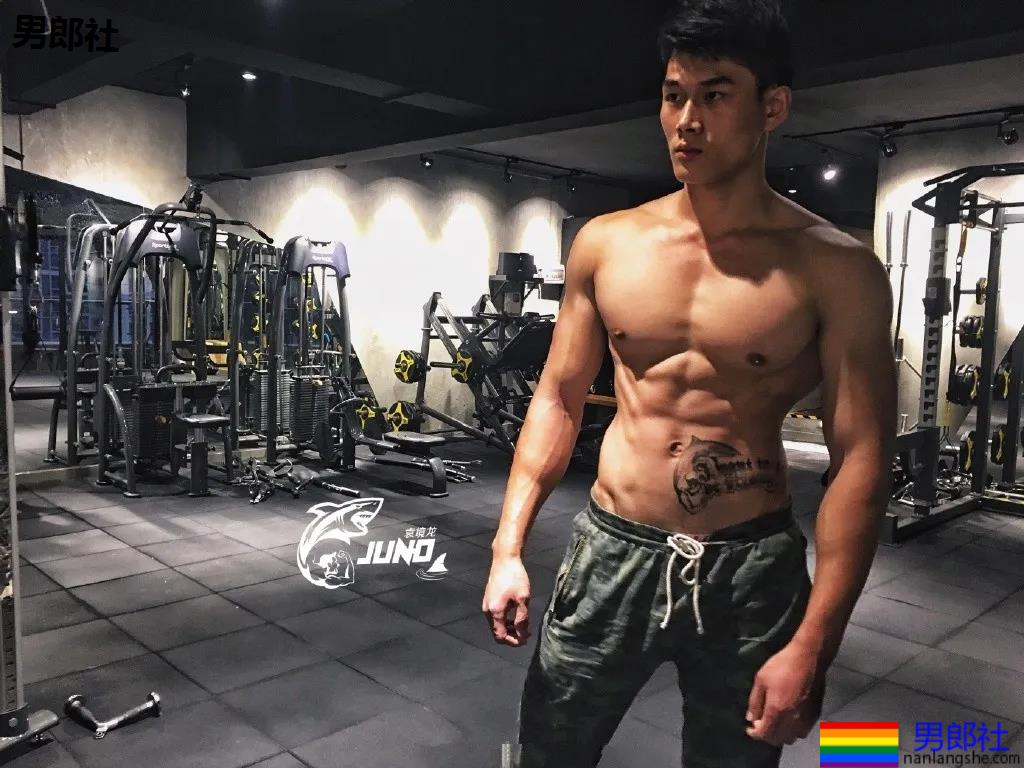 "倒立秀腹肌"刷爆网络！本尊188长腿体育生，腹肌A腰更馋人！ - 51虹马