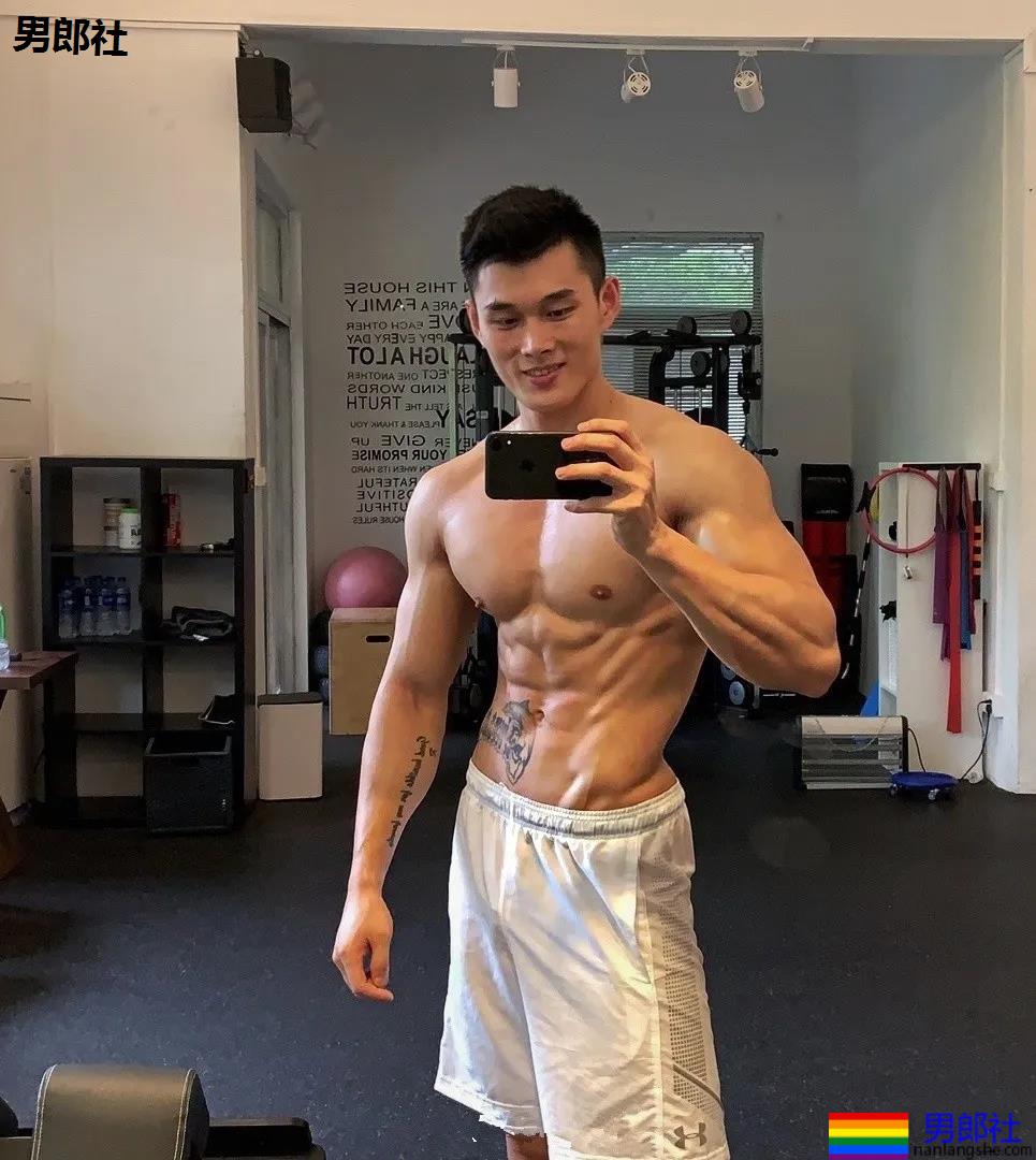 "倒立秀腹肌"刷爆网络！本尊188长腿体育生，腹肌A腰更馋人！ - 51虹马