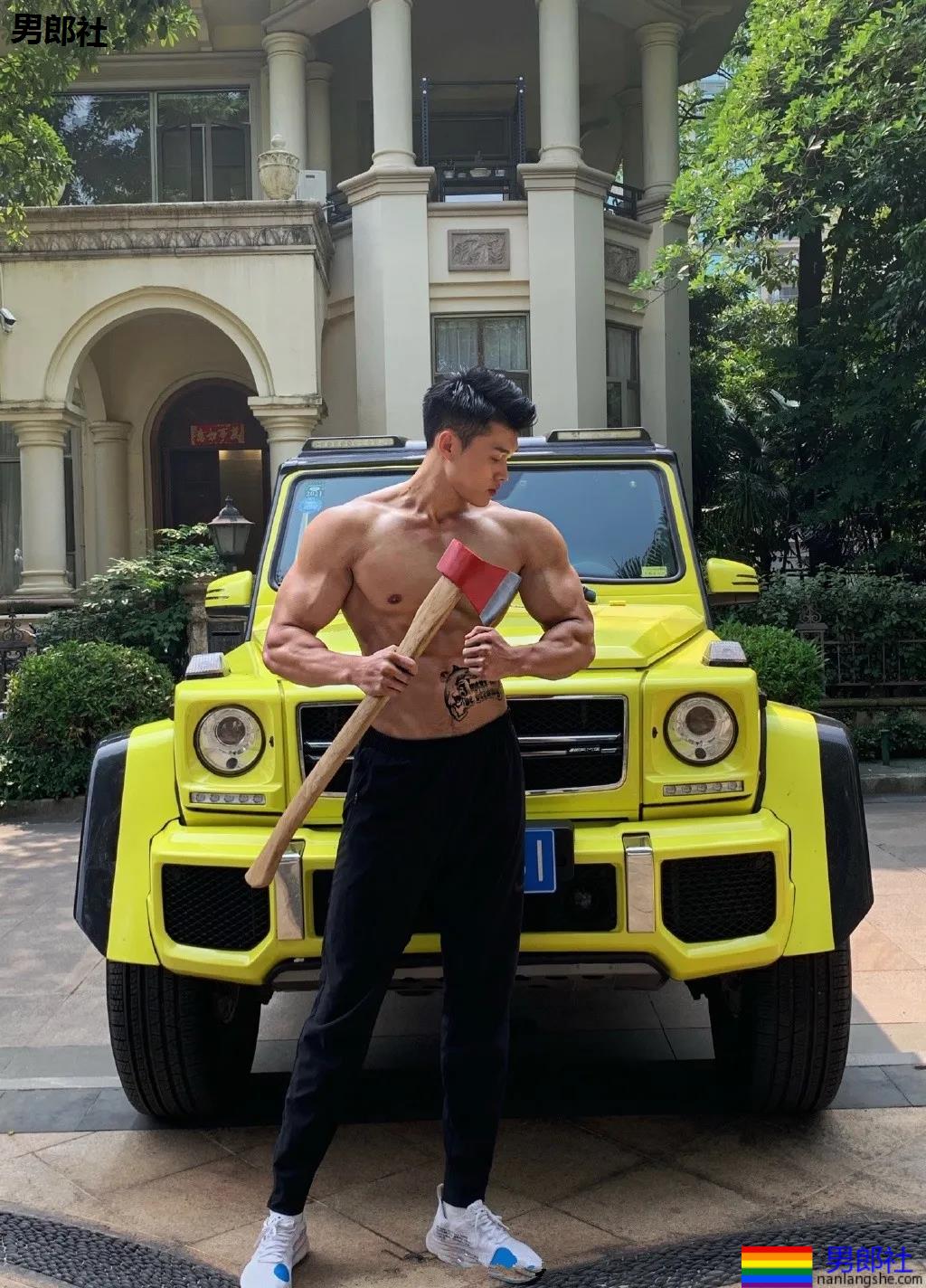 "倒立秀腹肌"刷爆网络！本尊188长腿体育生，腹肌A腰更馋人！ - 51虹马