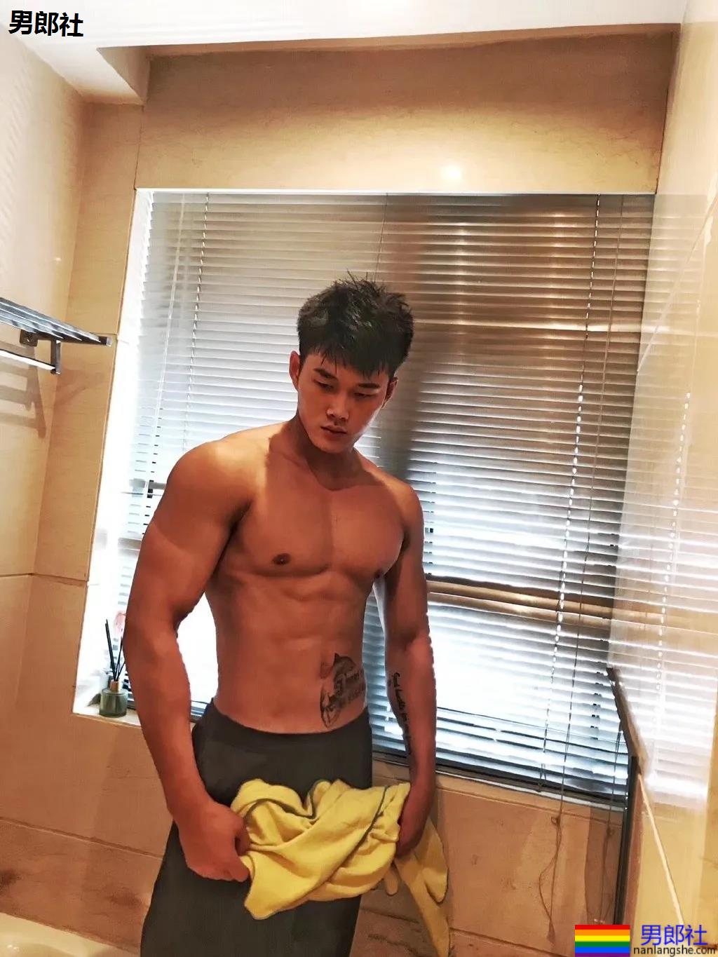 "倒立秀腹肌"刷爆网络！本尊188长腿体育生，腹肌A腰更馋人！ - 51虹马